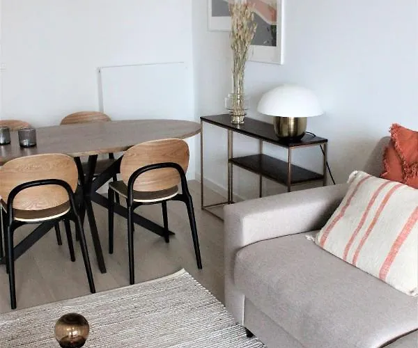 Crystal Residences - Luxurious Seaside Daire *